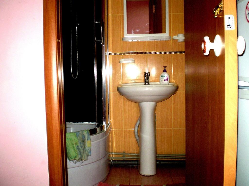 2 Комнаты 4 Дивана Чкалова-Садовая "Сити Центр" 2 Этаж Wi-Fi 2 Этажный Отдельный Дом Mykolaiv Habitación foto